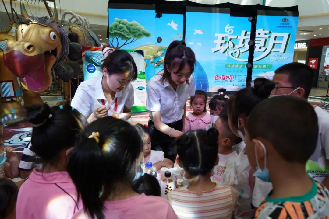 2022年6月3日，東華科技所屬東華天業(yè)公司聯(lián)合新疆建設兵團第八師石河子市生態(tài)環(huán)境局在新疆萬達商場舉辦“共建清潔美麗世界”六五環(huán)境日公益宣傳活動