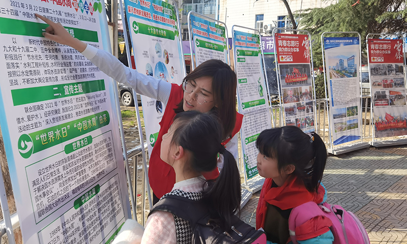 2021年3月25日，藍(lán)鴿志愿服務(wù)隊(duì)前往社區(qū)開(kāi)展“世界水日”暨“中國(guó)水周”主題宣傳活動(dòng)（1）