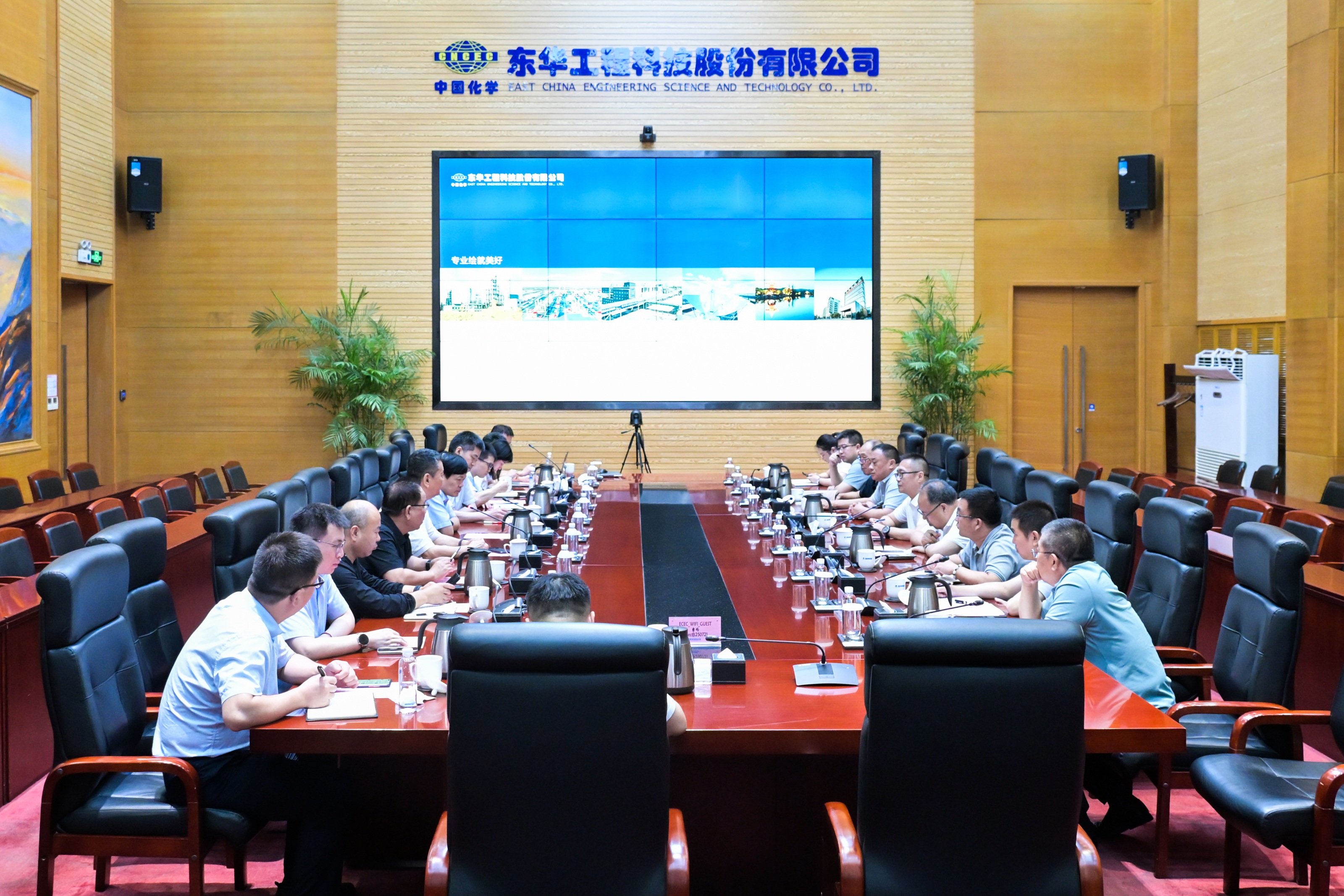 李立新會(huì)見(jiàn)新業(yè)集團(tuán)董事會(huì)秘書(shū)，沃疆化學(xué)公司黨委書(shū)記、董事長(zhǎng)、總經(jīng)理劉根康